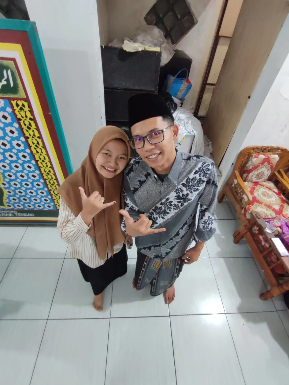 Foto berdua tersenyum
